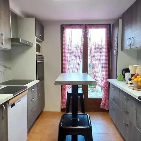 Holiday home Grande Maison Pour 12 Personnes Idealement Situee A